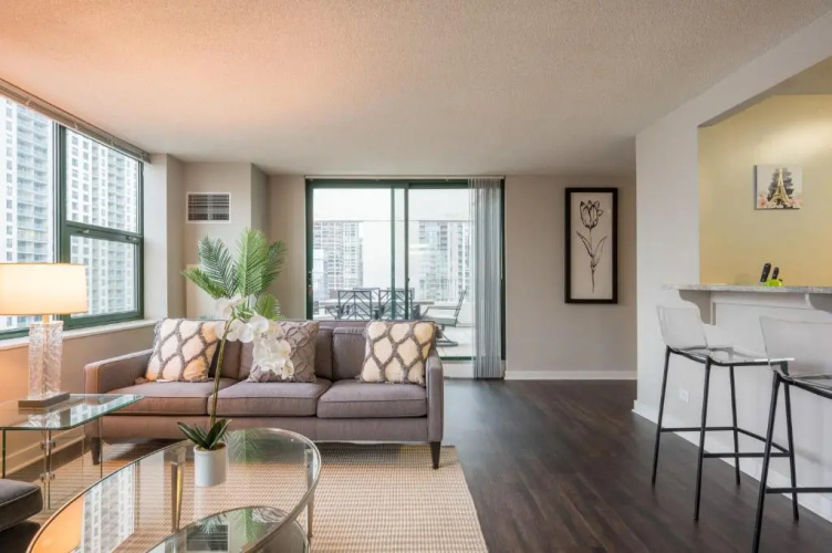 3BR 2BA Captivating Penthouse with Views Pool & Gym