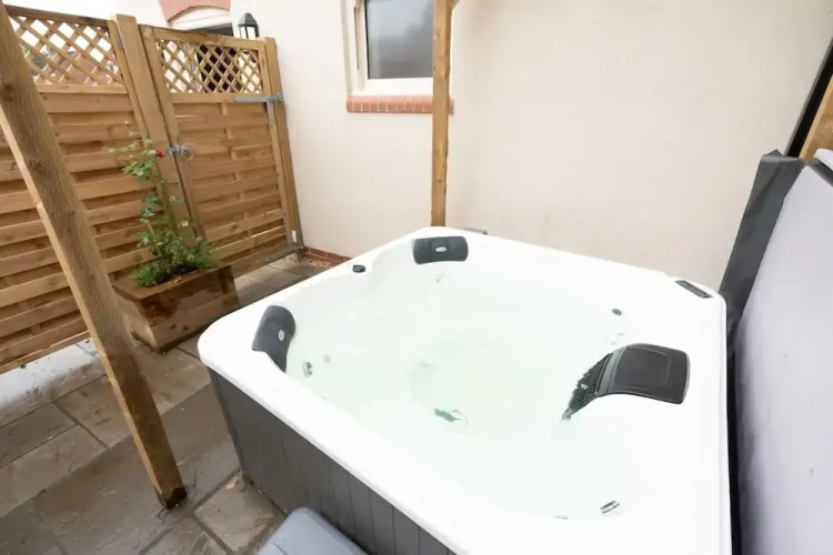 Willow Lodge With Hot Tub