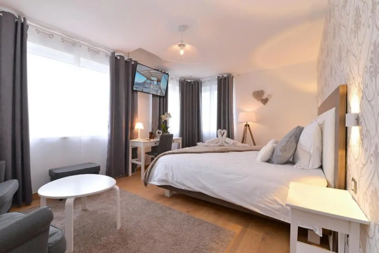 Standard Family room with mountain view