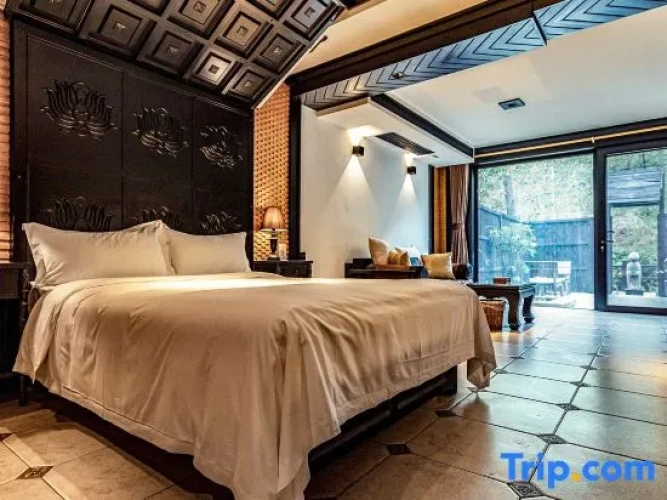 Standard room with courtyard view