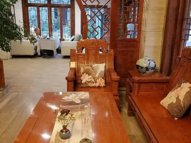 Longxinfang Courtyard Holiday Hotel