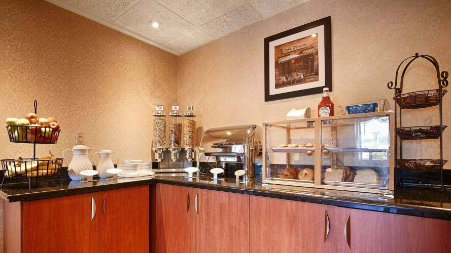 Best Western Plus Burlington Inn & Suites photo 13
