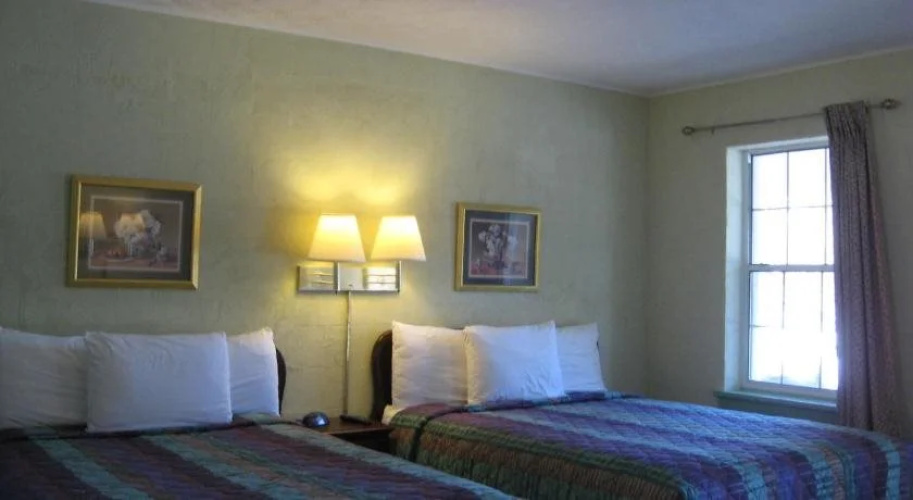 White Columns Motel