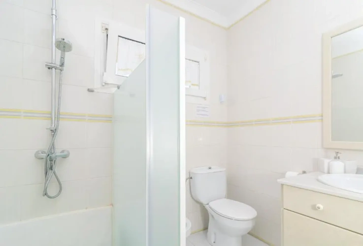 4 Bedrooms Villa