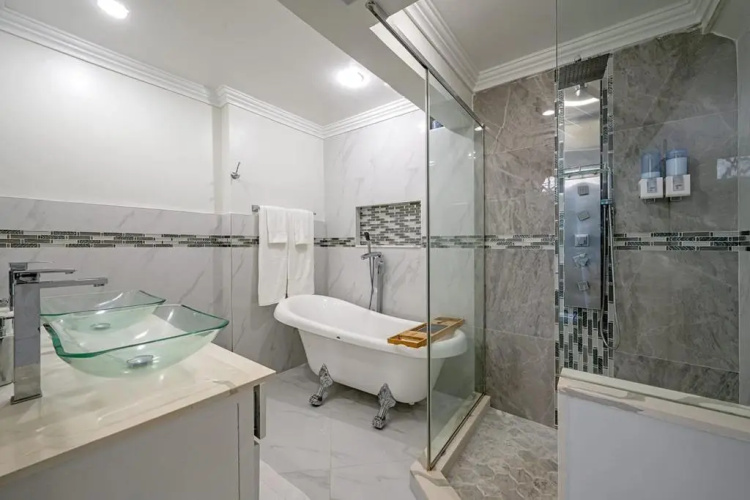 Hospitality Expert E22 Beach front Pool & Chef