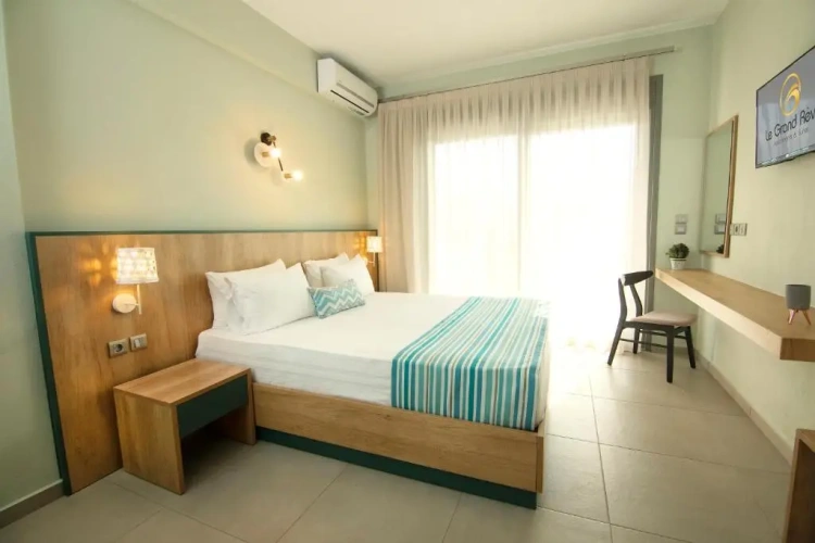 Junior Suite with pool view