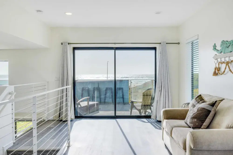 Beachfront 2BR w/ Deck, Views & Direct Sand Access Strand Way A