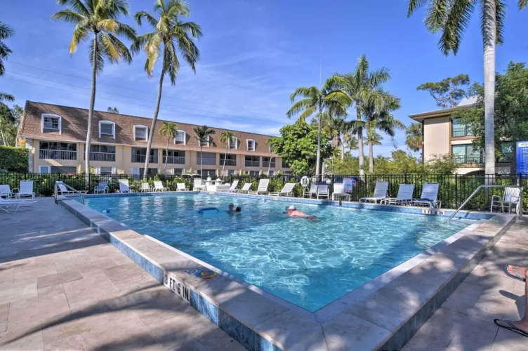 Naples Condo w/ Pool - Walk to Dining & Beach