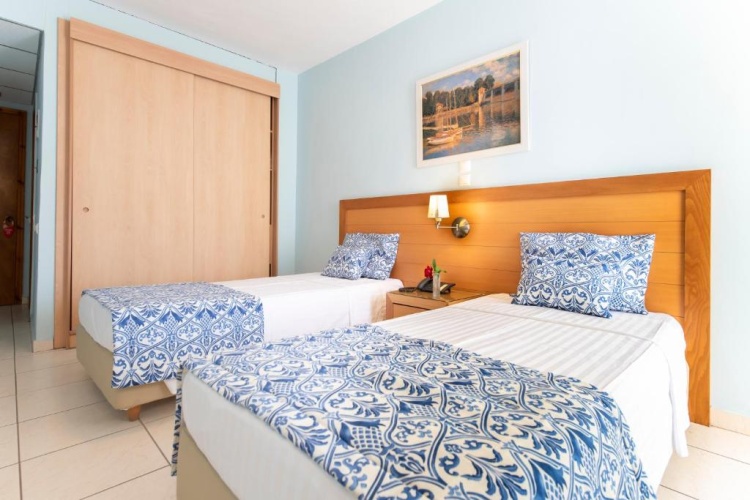 Standard Twin room with mountain view