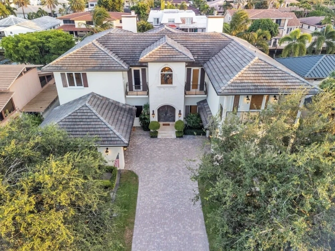 5 Bedrooms Villa