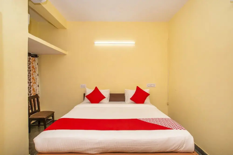 OYO 17136 Hotel Chinmayee Inn