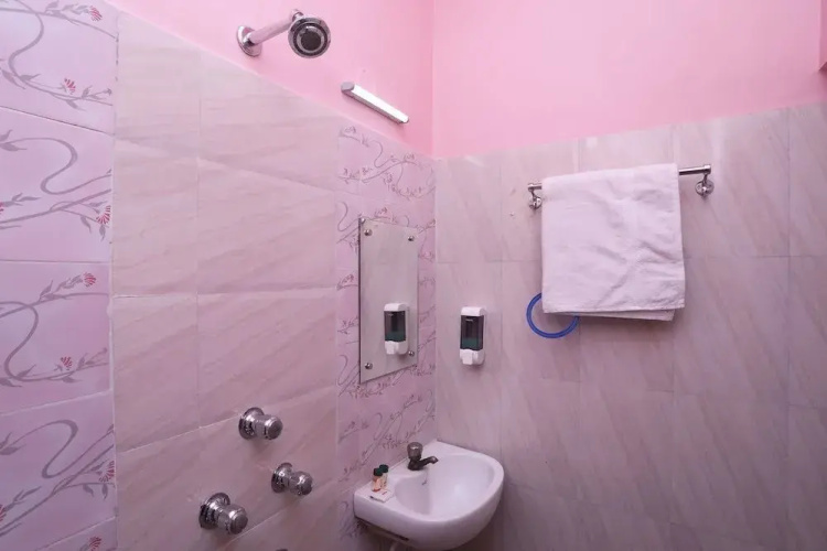 Silver Leaf By OYO Rooms