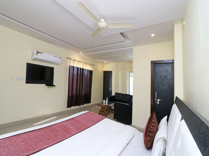 OYO 11572 Hotel Radha Regent