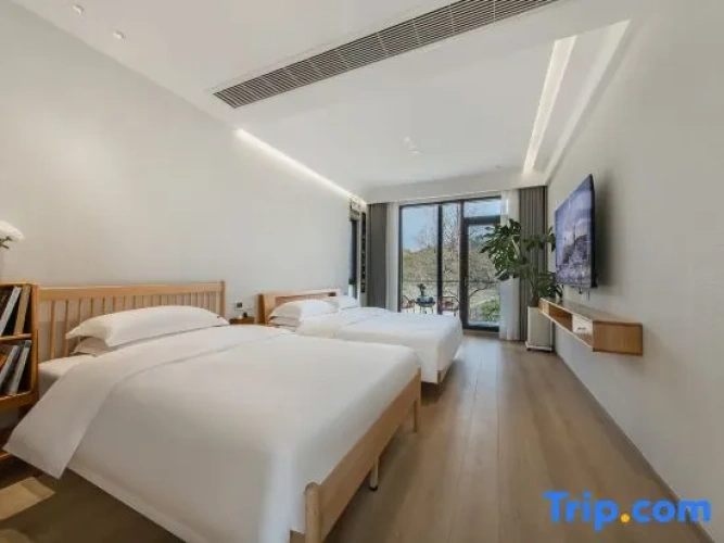 Family Suite with balcony and with courtyard view