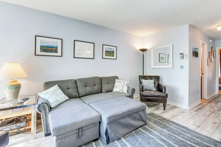 < 1/2 Mi to Sugarbush Resort: Condo w/ Deck!