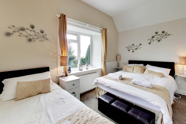 Standard Triple room
