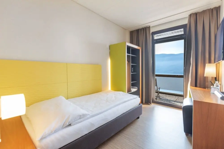 Comfort Single room with balcony and with lake view