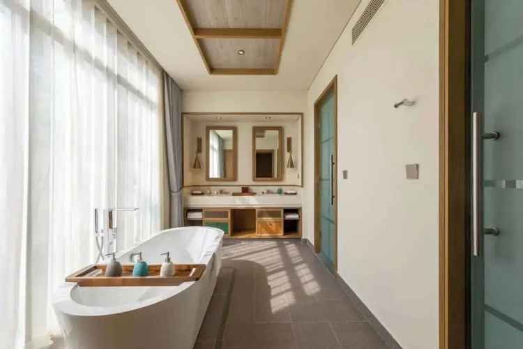 Luxe 5BR Villa: Beachfront Breakfast Pool