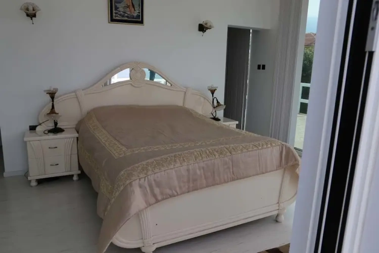 4 Bedrooms Villa