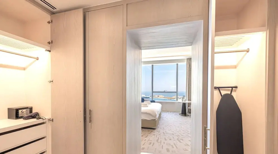 Luxurious St Regis 1 Bed Palm View