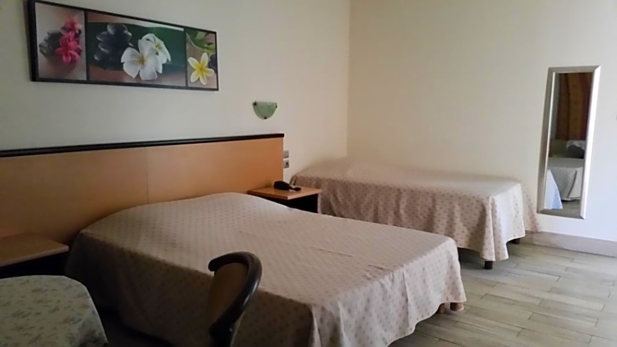 Standard Triple room