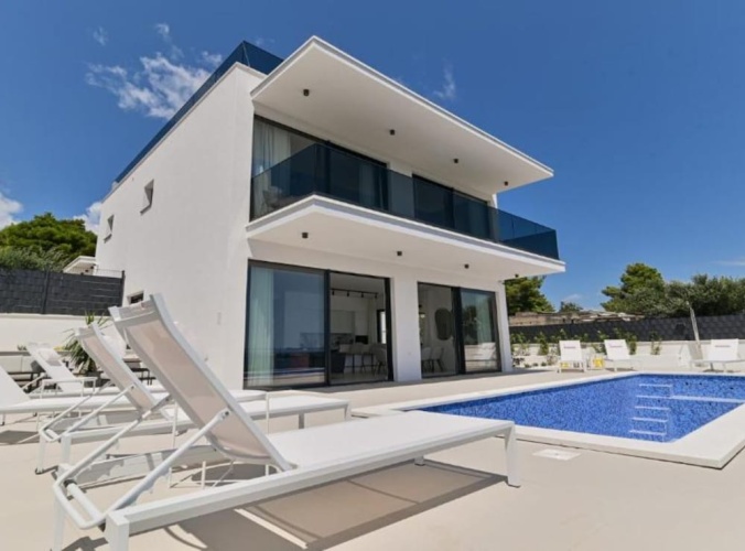 5 Bedrooms Villa