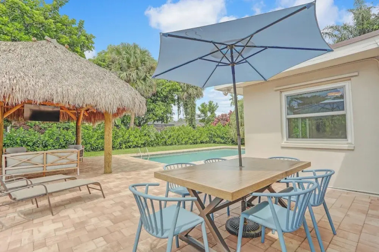 Private Pool + Bar: Palm Beach Gardens Getaway