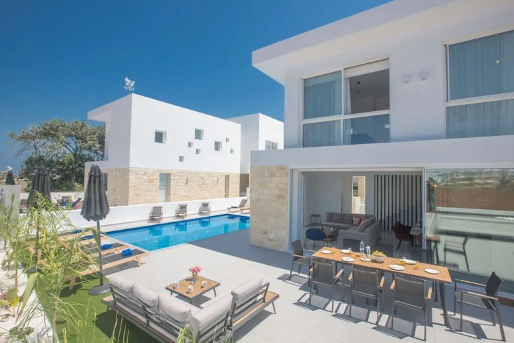 4 Bedrooms Villa with garden view