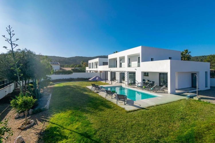 4 Bedrooms Villa