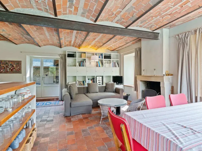 Charming Holiday Home in Yevre-la-Ville with Pool