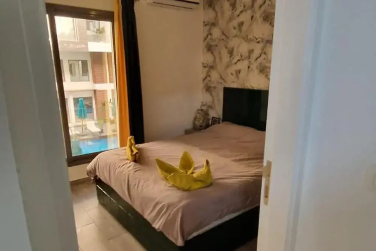 1 Bed Apartment Sleeps 2 - Communal Pool - Parking