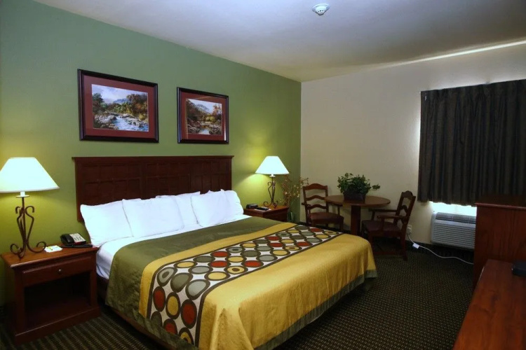 Super 8 Troy