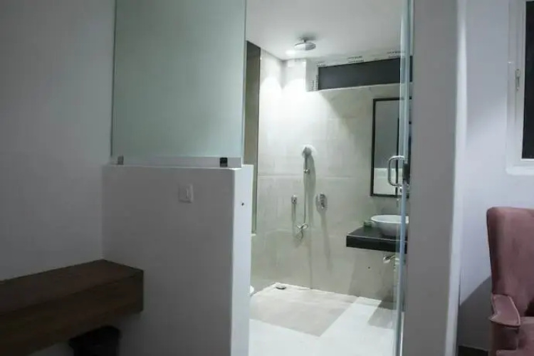 Lux 9 Suites And Studios