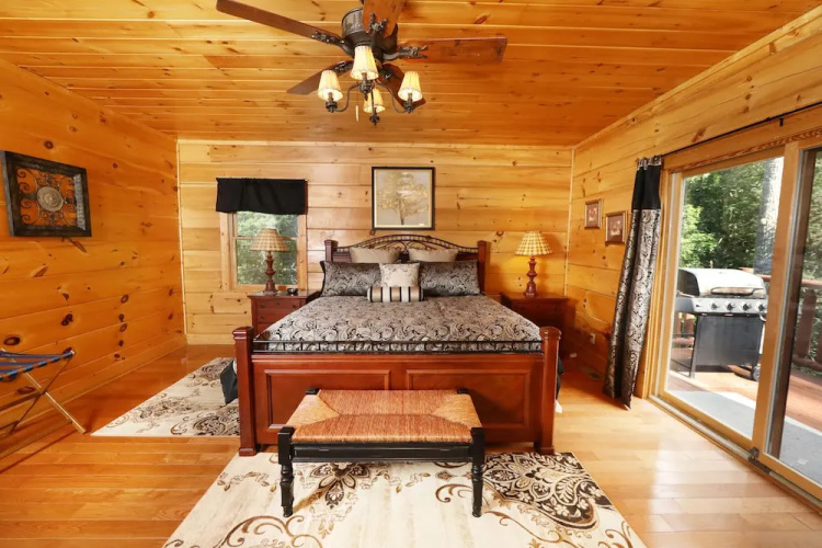 Majestic Manor - Five Bedroom Cabin