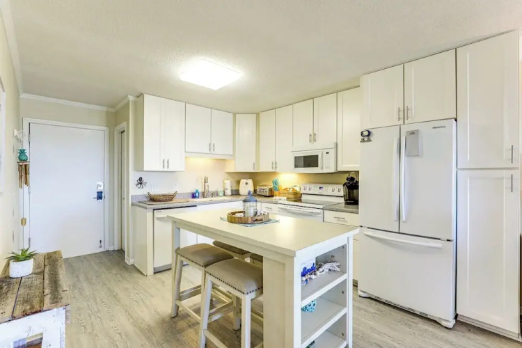 Steps to Sea! 3rd-floor Myrtle Beach Condo w/ Pool