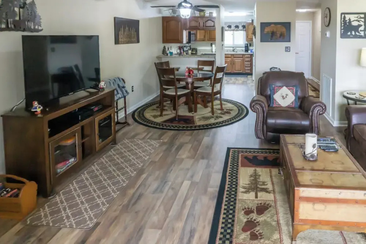 1 Mi to Dtwn Pigeon Forge! Mtn-view Gem w/ Balcony