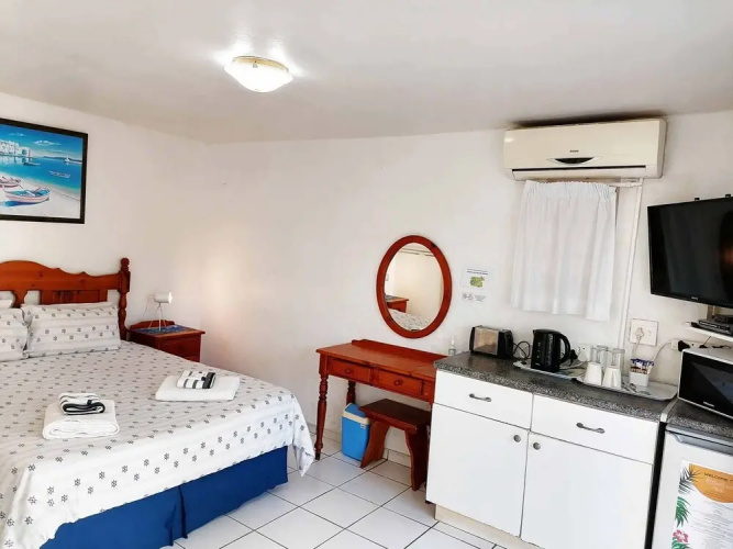 Boathouse Bed and Biscuit - Lower Deck