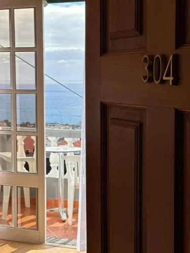 Standard Twin room with partial sea view