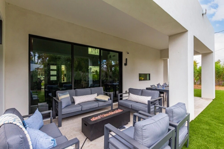 33rd Modern Phoenix 4 Bedroom Home by Redawning