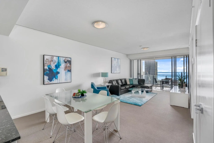 3 Bedrooms Apartment