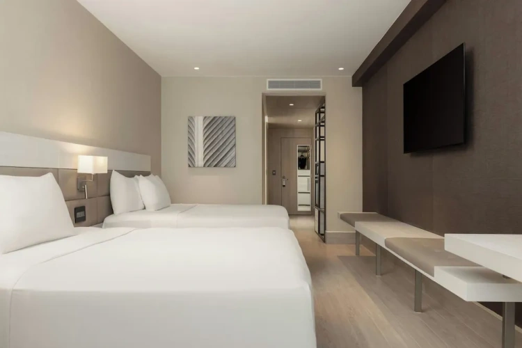 Deluxe Quadruple room with city view