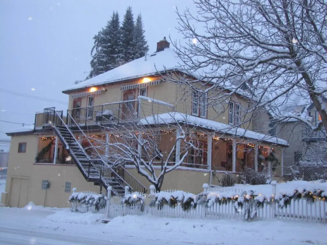 Victoria Falls House Inn