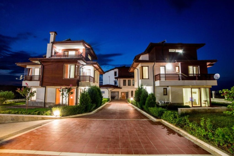4 Bedrooms Villa