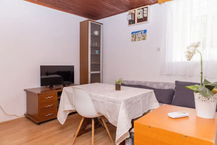 Old house with terrace - for guests on a budget