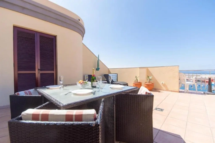 2 Bedrooms Apartment