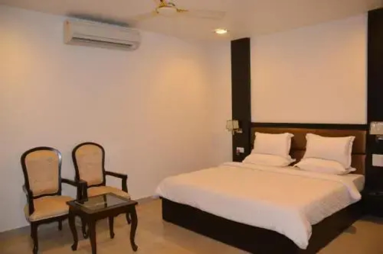 Hotel R R Inn
