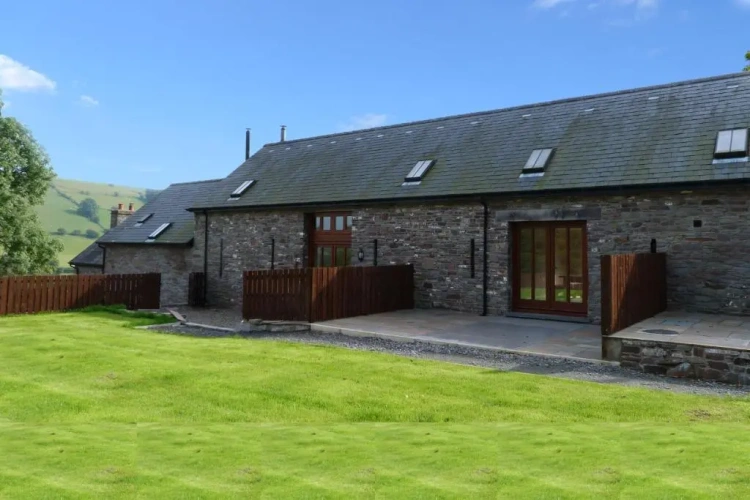 4 Bedrooms Cottage