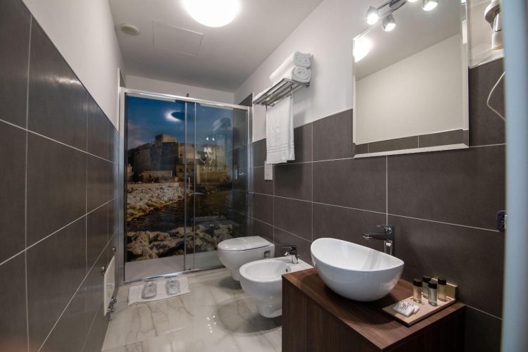 Standard Triple room with city view