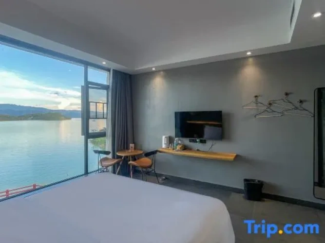 Standard Double room with lake view