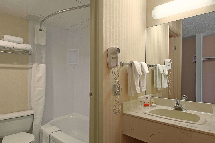 Ramada Limited Calgary Northwest photo 9